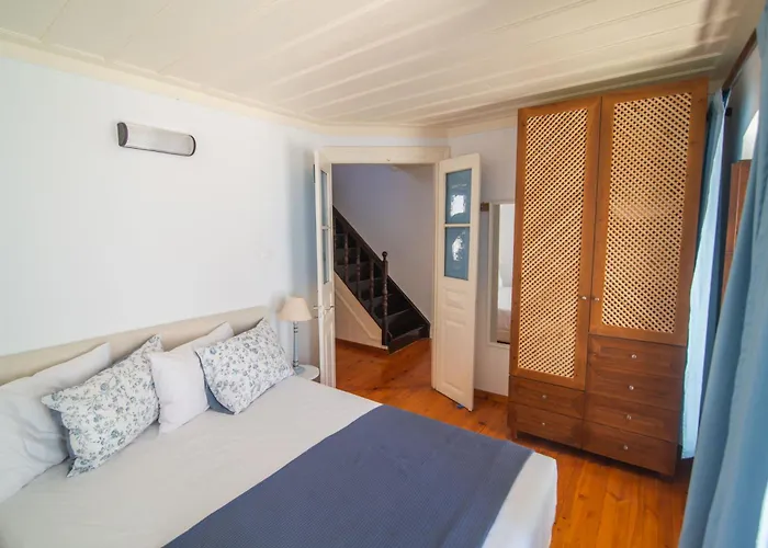 The Bougainvillea Case de vacanță